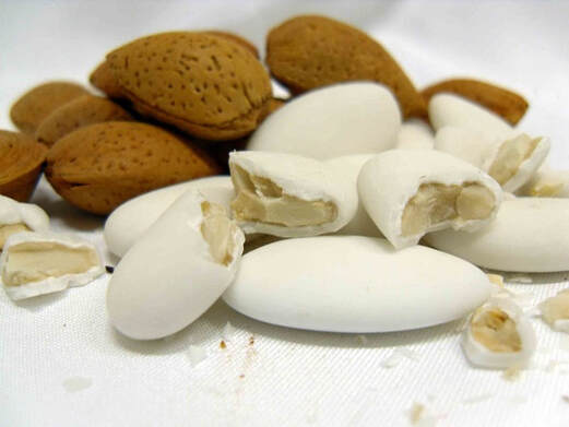 Almonds from Sicily covered in a candy coating using all fresh ingredients without adding dyes or artificial substances.